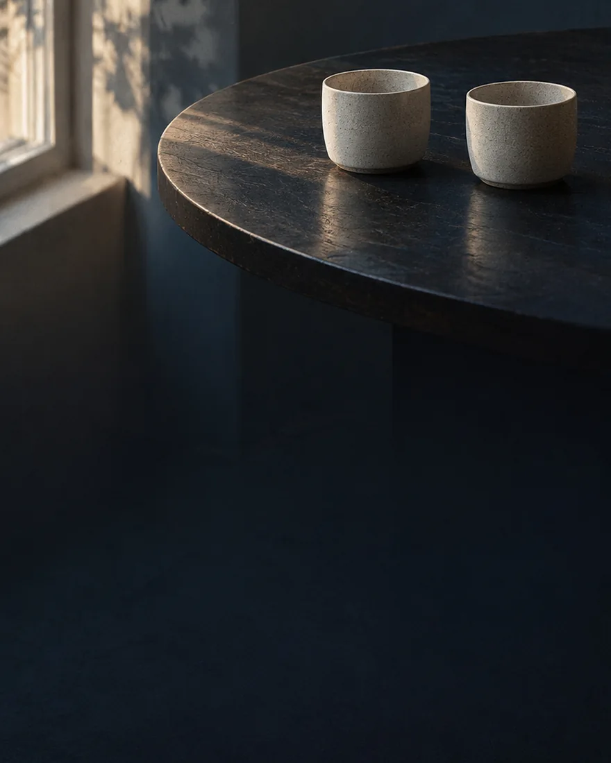 Deux tasses sur une table près de la fenêtre